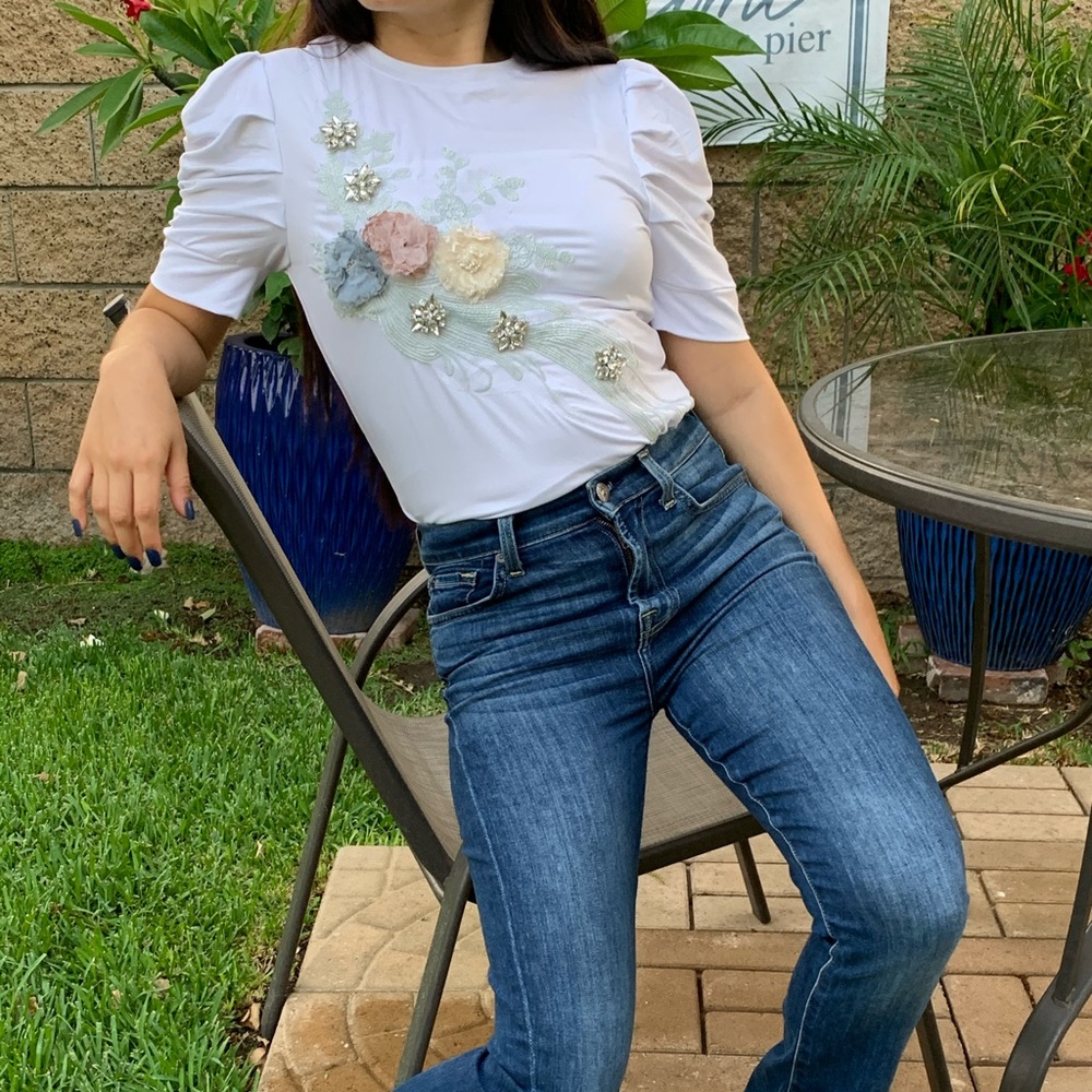 White blouse with short puffed sleeve💕